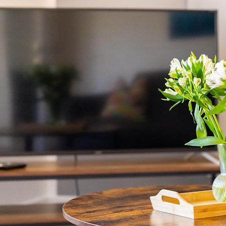Central Serviced Apartments - 2 Bedroom - Free Street Parking - Fast Wifi - Smart Tvs In All Rooms - Ground Level - Family Neighbourhood - 3 X Double Beds - Heating 24-7 - Trade Stays - Weekly & Monthly Offers دندي المظهر الخارجي الصورة