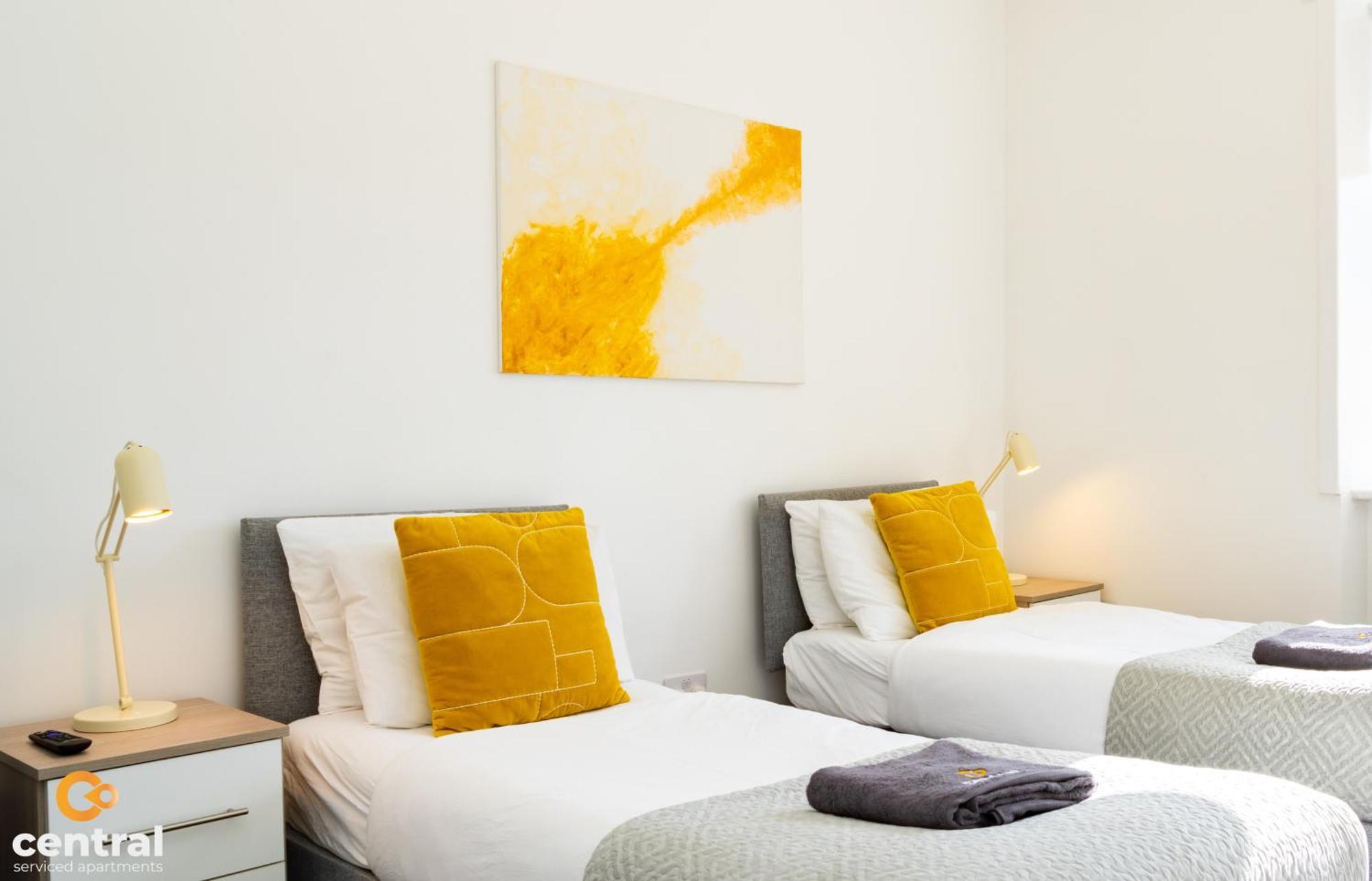 Central Serviced Apartments - 2 Bedroom - Free Street Parking - Fast Wifi - Smart Tvs In All Rooms - Ground Level - Family Neighbourhood - 3 X Double Beds - Heating 24-7 - Trade Stays - Weekly & Monthly Offers دندي المظهر الخارجي الصورة